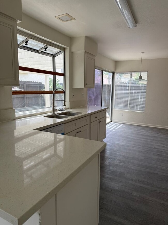 Building Photo - Centraly Located Shopping, Fwy, 2 story, 4...