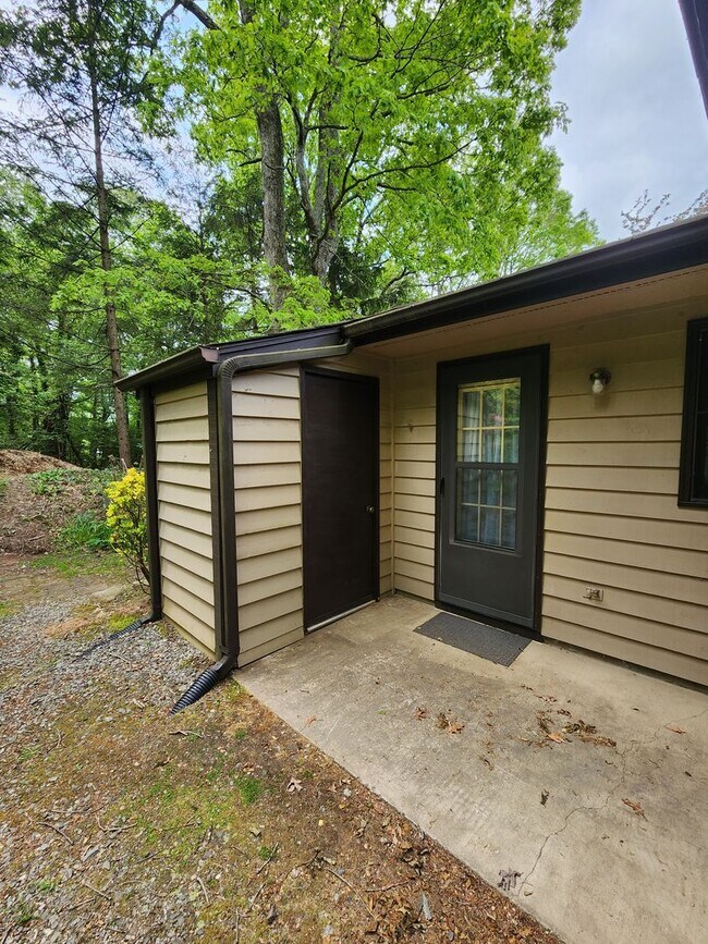 Building Photo - 15 Woodlands Dr