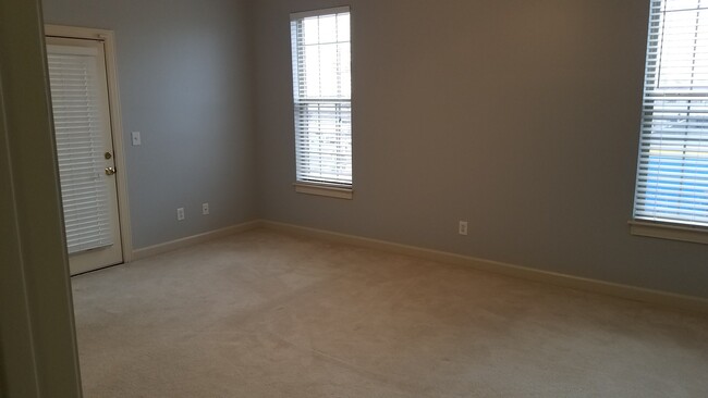 Second bedroom with fresh coat of paint - 5000 Park Ave