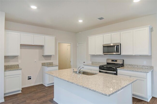 Building Photo - 209 SANDRINGHAM Loop