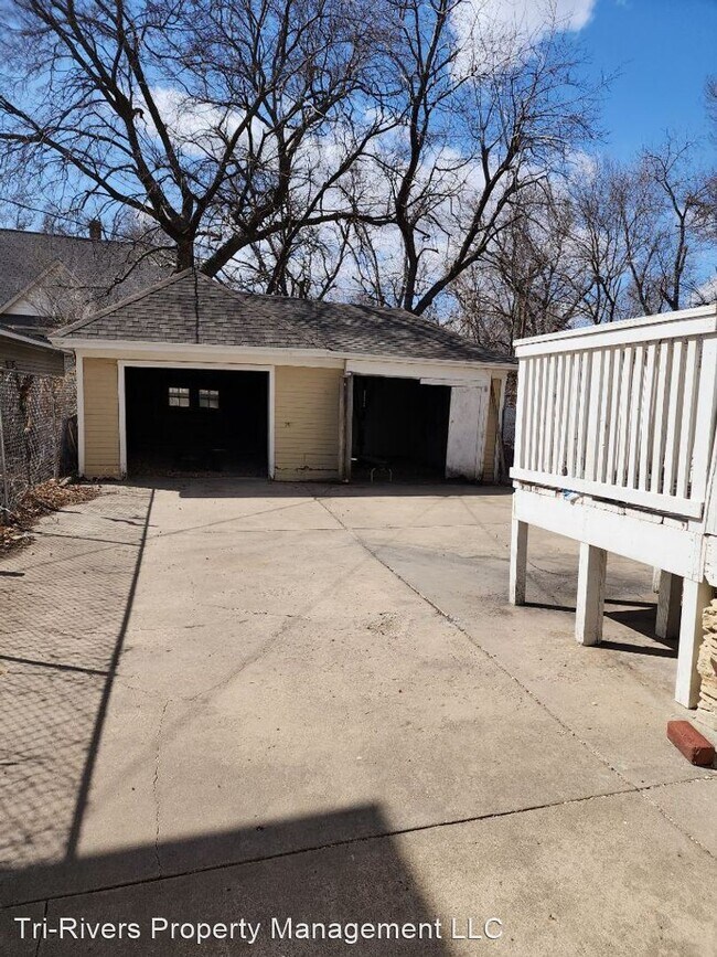Building Photo - 3 br, 1.5 bath House - 156 S. 10th St.