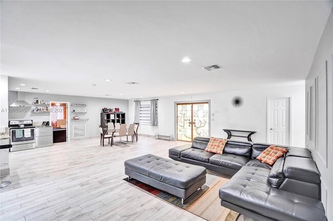 Foto del edificio - 17000 NW 18th Ave