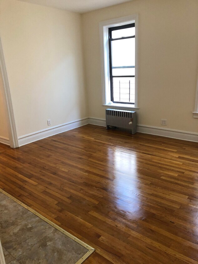 Building Photo - 565 85th St