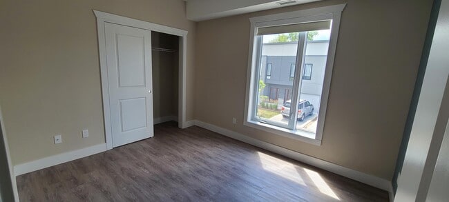 Building Photo - 550 Sandison St