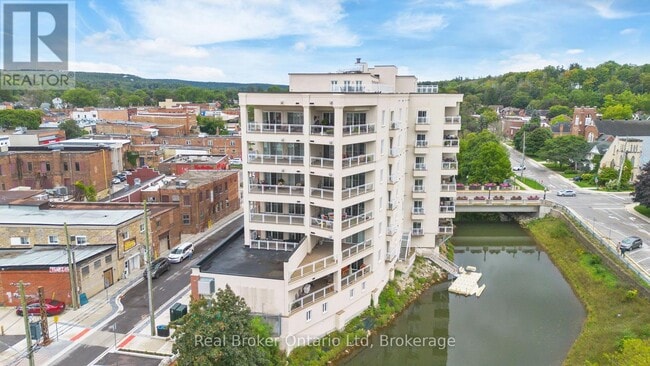 Photo du bâtiment - 80 9th St E