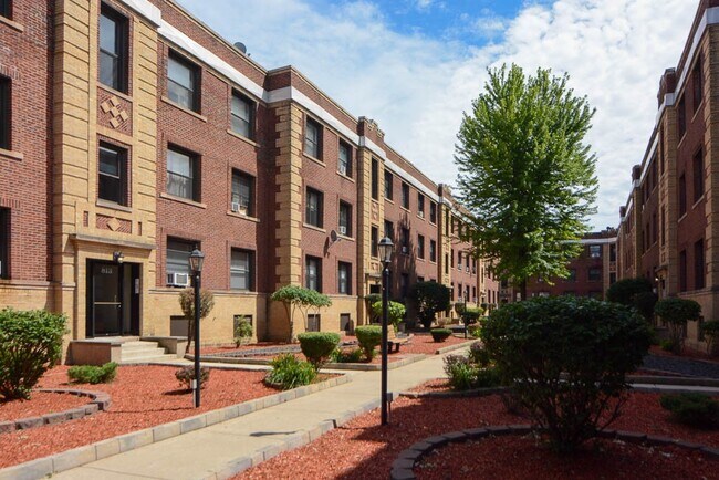 Building Photo - 834 W Waveland Ave