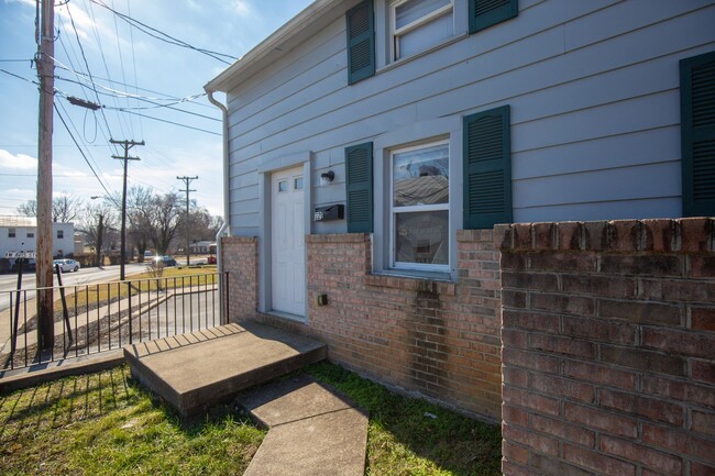 Building Photo - 3 bedroom, 1 full/1 half bath, Duplex in C...