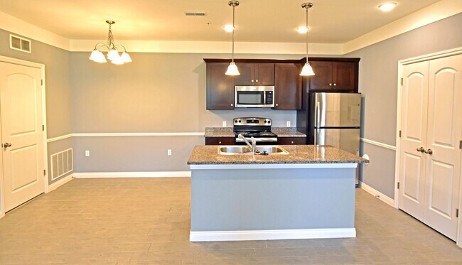 Foto del edificio - Shelby Township, 1st Floor Access!  2 Bedrooms, 2-Baths, att. Garage