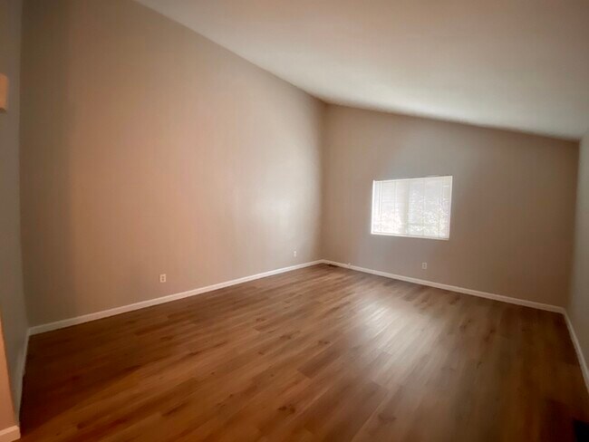 Building Photo - 2 bedroom 1 ½ bathroom duplex in Thornton
