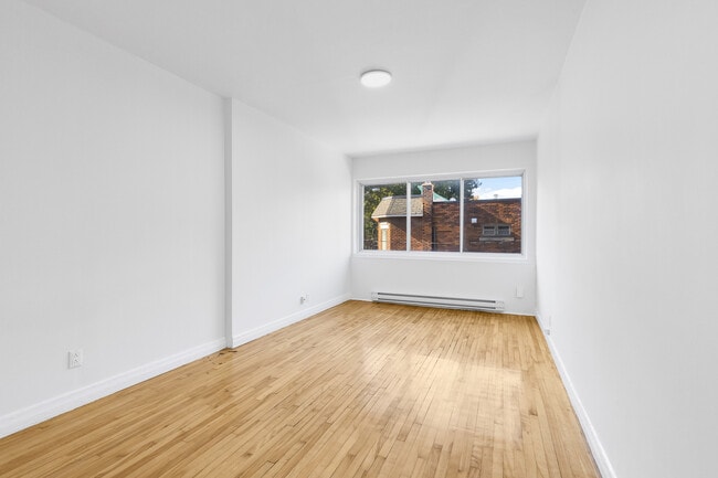 Building Photo - 5841 Rue Sherbrooke O