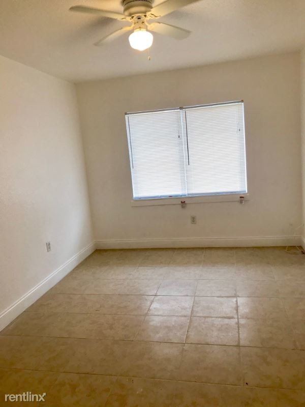 Building Photo - 12275 Lakeshore Dr