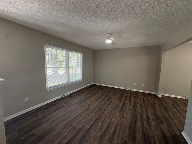 Building Photo - 3 Bedroom 2 Bathroom Available Now! Blue Springs, MO!!