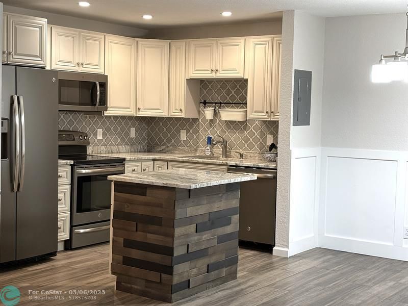 Building Photo - 160 Cypress Club Dr