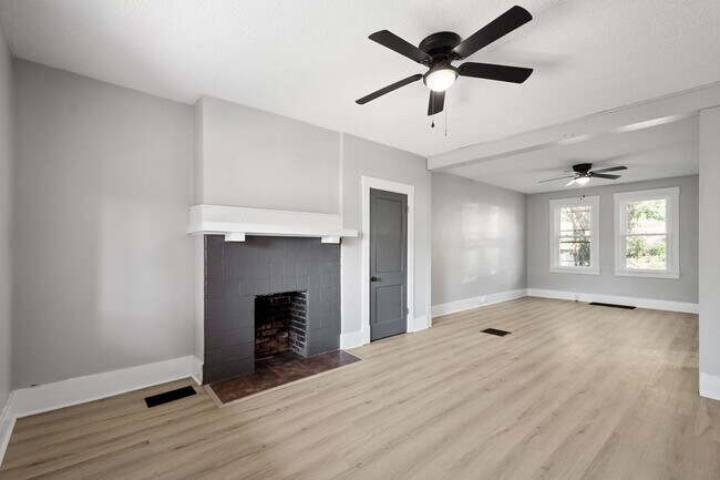 Building Photo - 4 BEDROOM BEAUTY IN PITTSBURGH AVAILABLE N...
