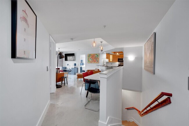 Building Photo - 2021 SE 10th Ave