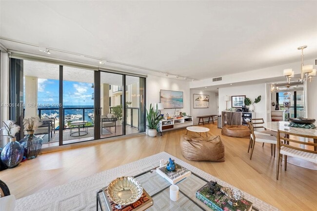 Building Photo - 2575 S Bayshore Dr