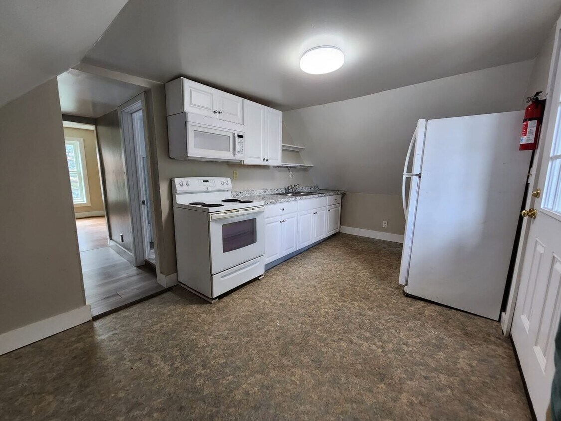 35 Railroad St Unit 5, Johnson, VT 05656 Room for Rent in Johnson, VT