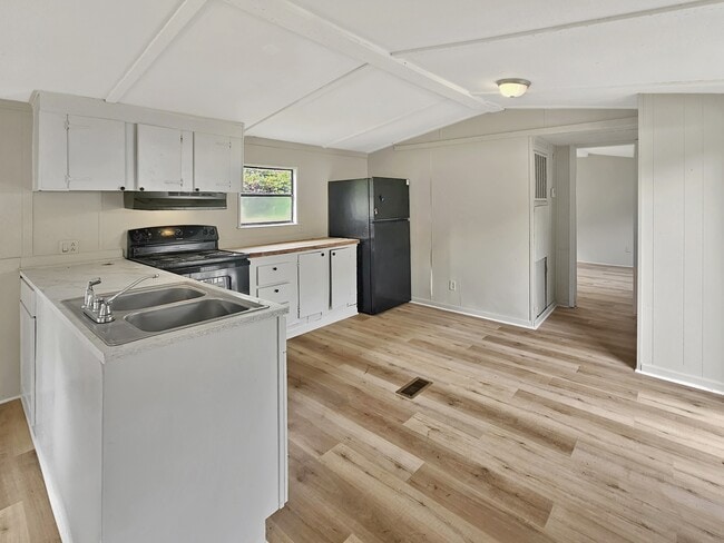 Building Photo - 412 McElhaney Rd