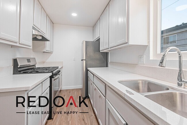 Building Photo - Beautiful Two Bedroom with Spacious Rooms,...