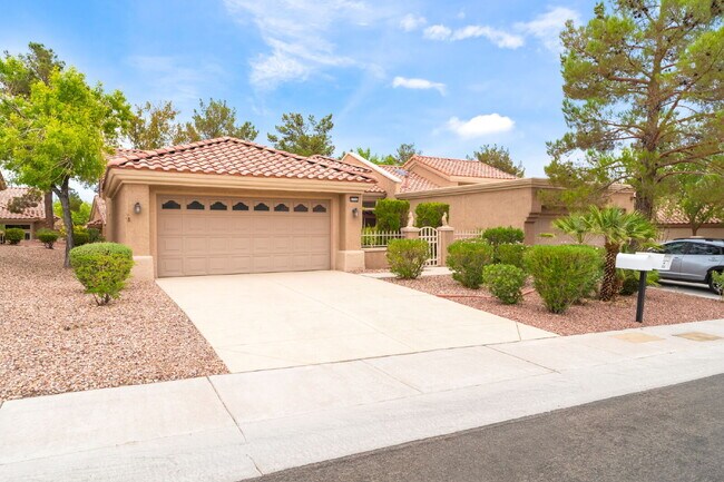Foto del edificio - Sun City Summerlin 2 bedroom and 2 bathroom in a  55 and older Neighborhood