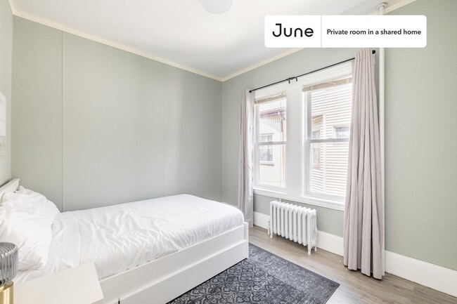 Building Photo - Private bedroom in 4 bed/1 bath Home