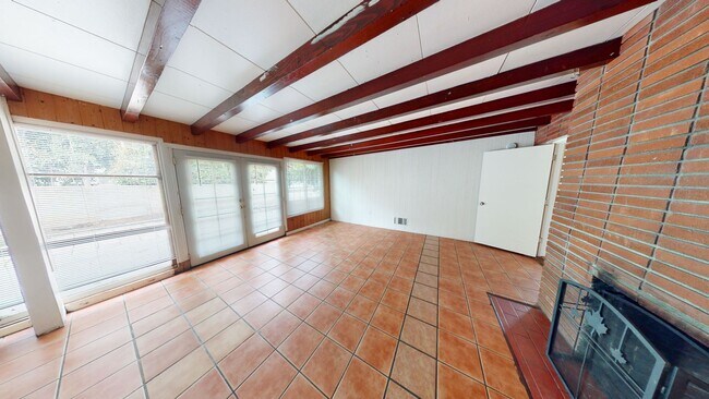 Foto del edificio - Large House!! Quick walk to campus!! (Lease out, pending signatures. Check back in a few days!)
