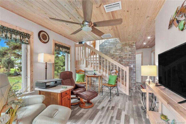 Building Photo - 64 NE Acacia Trail