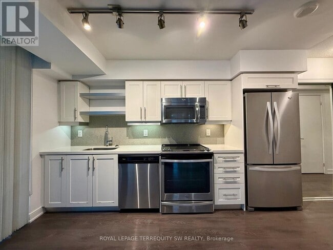 Building Photo - 525 Adelaide St W