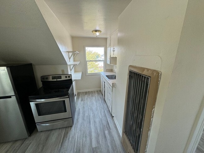 Building Photo - Efficient 1 Bed, 1 Bath. Tenant pays elect...