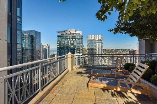 Building Photo - Cosmopolitan  - 1 bedroom + den