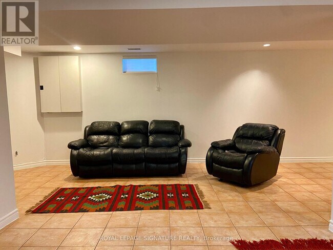 Building Photo - 194 Nahani Way