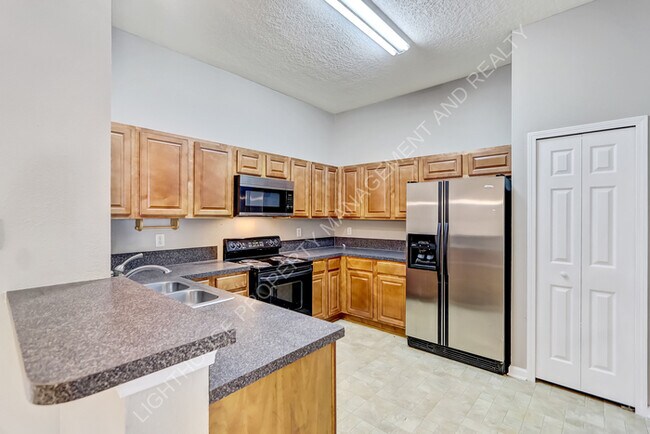 Foto del edificio - 6788 Manotak Oaks Dr
