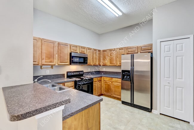 Building Photo - 6788 Manotak Oaks Dr