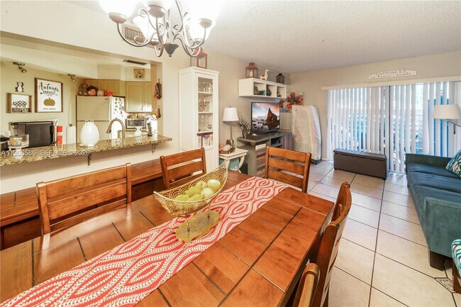 Building Photo - 9705 Fontainebleau Blvd