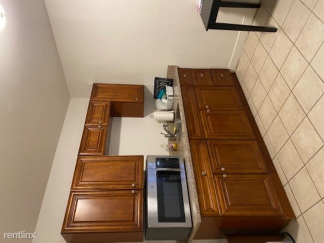 Building Photo - 4 br, 1 bath Apartment - 656 second st