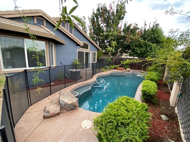 Building Photo - 1575 Latherton Way