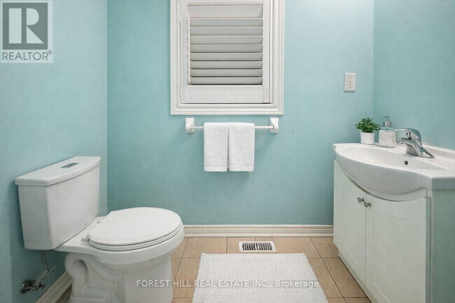 Building Photo - 38 Crystalview Crescent