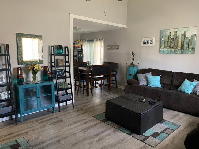 Foto del edificio - 550 Roosevelt Ave