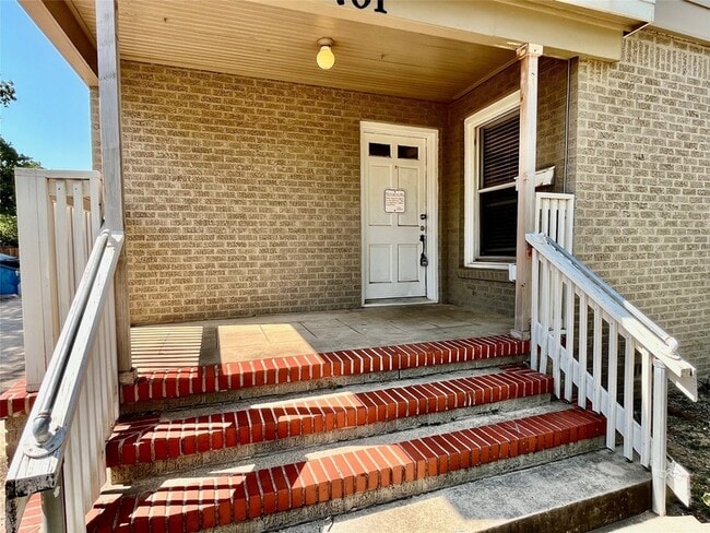 Photo - 701 W Sycamore St House