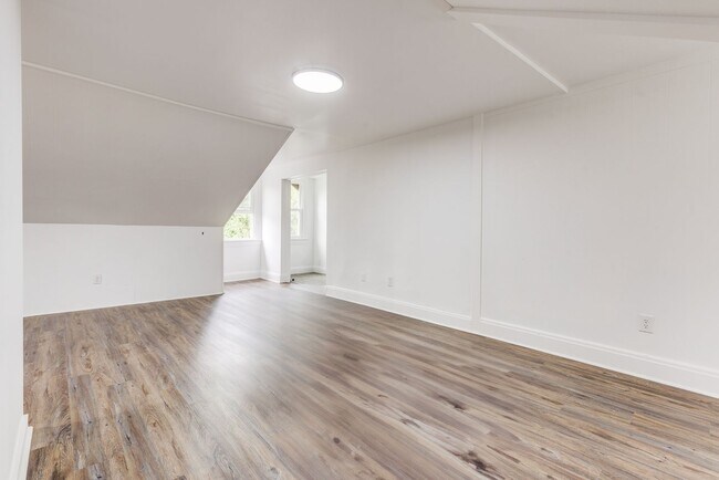 Foto del edificio - 240 Hazelwood Ave