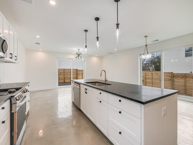 Foto del edificio - 7006 Bennett Ave