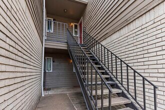 Building Photo - 4444 Victory Dr