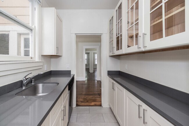 Foto del edificio - Parking! 2BR. Private Patio!  DISHWASHER! On-Site LAUNDRY! HARDWOOD!