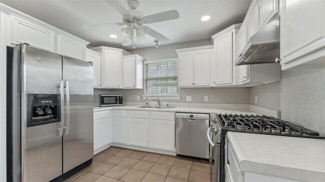 Building Photo - 905 SW Arrowhead Dr