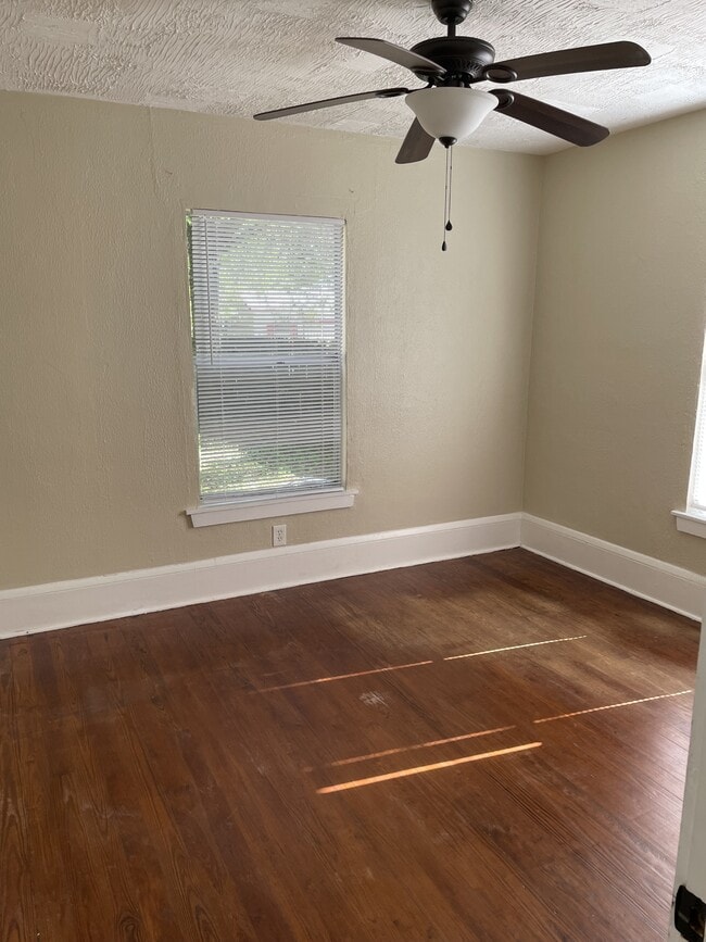 Building Photo - 902 W Church St