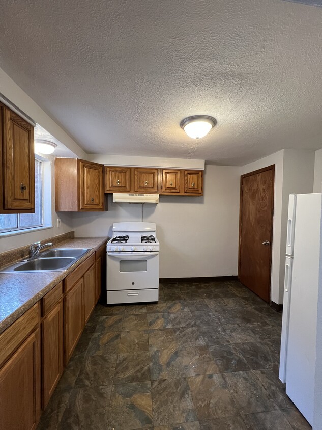 Kitchen - 2709 Woodstock Ave