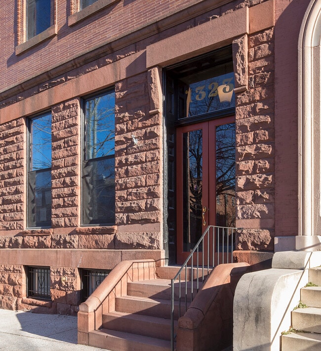 Historic brownstone, modern amenities - 1323 Eutaw Pl