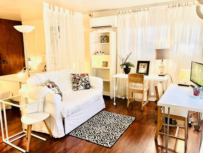 Foto del edificio - 4136 Beach Dr SW