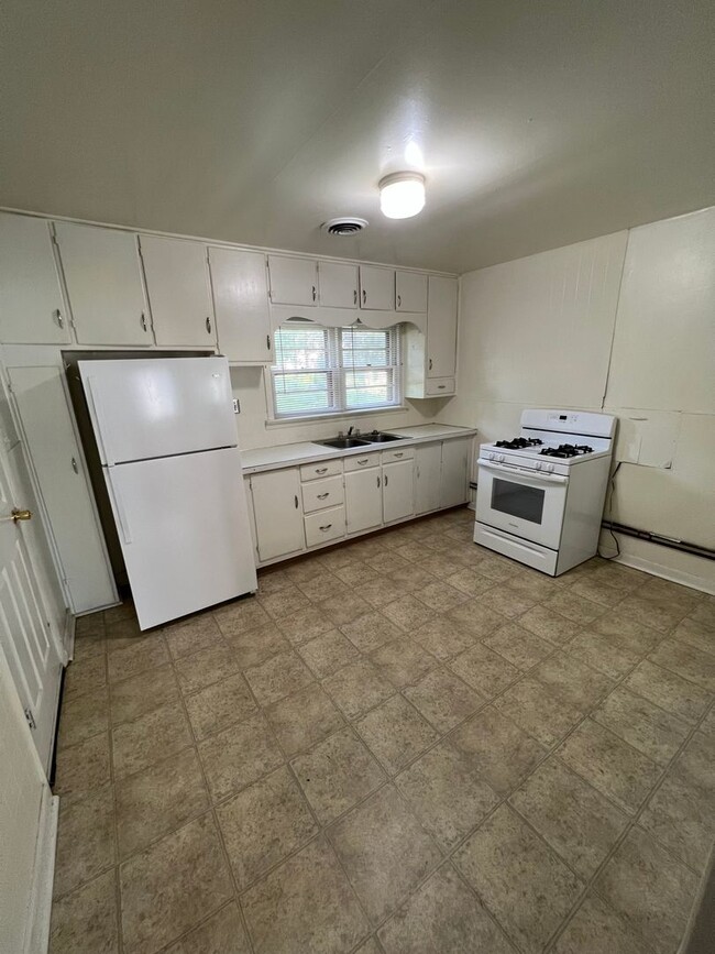 Building Photo - Single Family 2 Bedroom with Garage and fe...