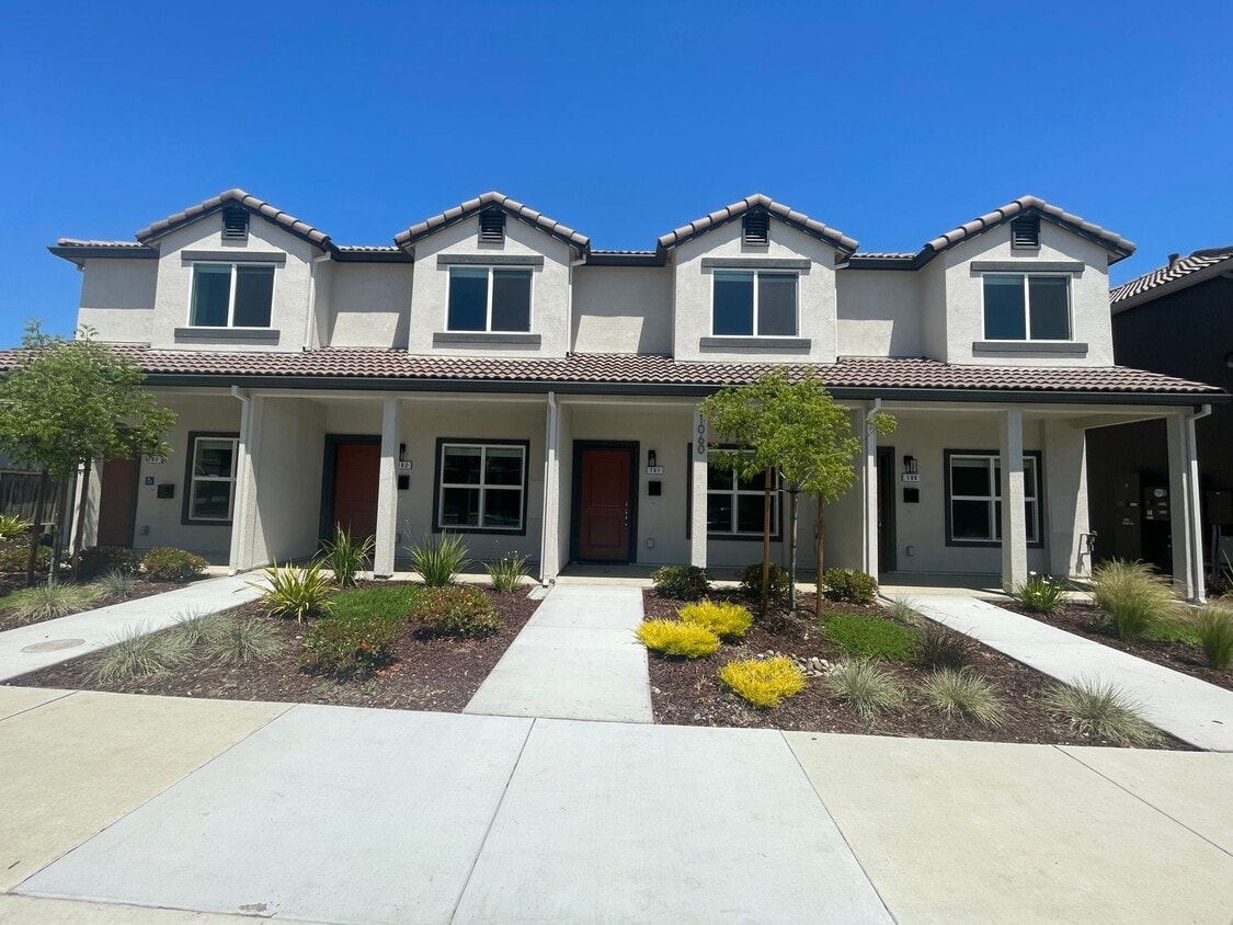 Primary Photo - 2 bed, 2.5 bathroom Townhouse